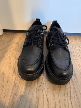 larroude london lace up loafer size 10 | like new